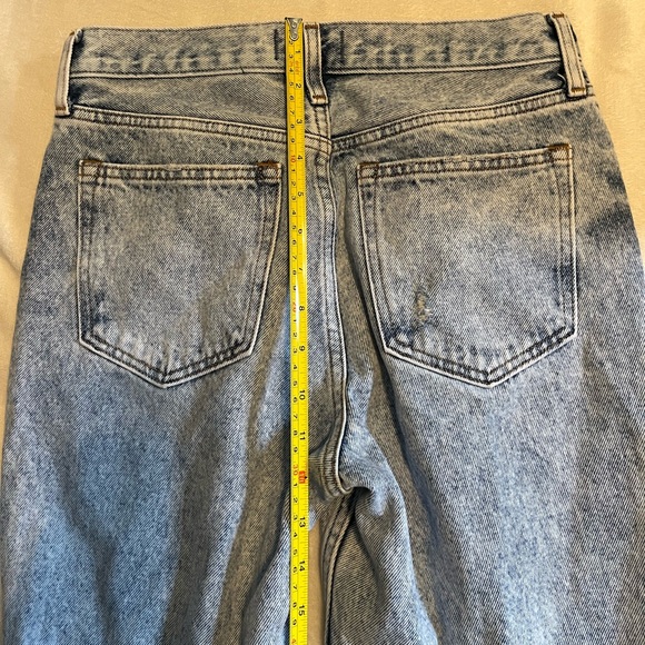 Abercrombie and Fitch Mom Jeans Hi-Rise Light Wash Size 4/27 Short - Picture 4 of 5